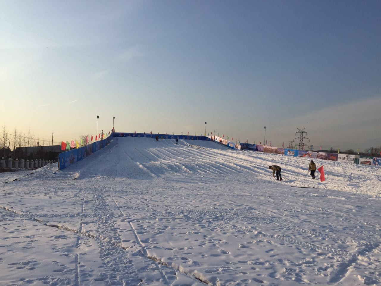 北京朝陽(yáng)店冰雪樂(lè)園成功開(kāi)幕，河北迪特加油助威